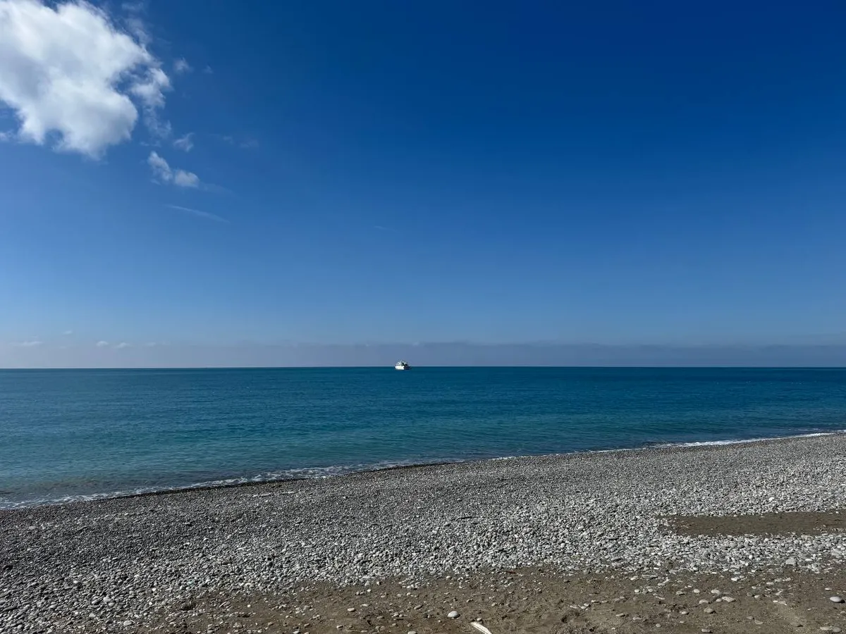 Центральный пляж Лазаревского: инфраструктура и отзывы 2026