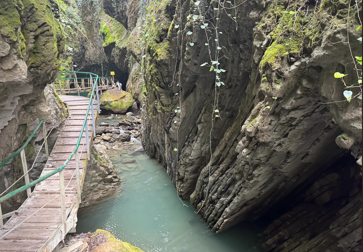 Свирское ущелье: водопады и тропа для всей семьи в 2026